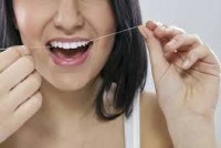 Чистим зубы с помощью зубной нити