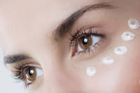 Уход за кожей вокруг глаз с помощью крема для век